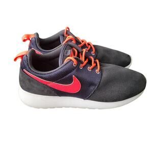Nike Roshe Run Sneakers - Stylish Comfort Youth 5Y